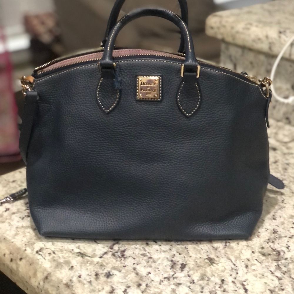 EXCELLENT CONDITION !! Dooney & Bourke Navy purse, carried one time.